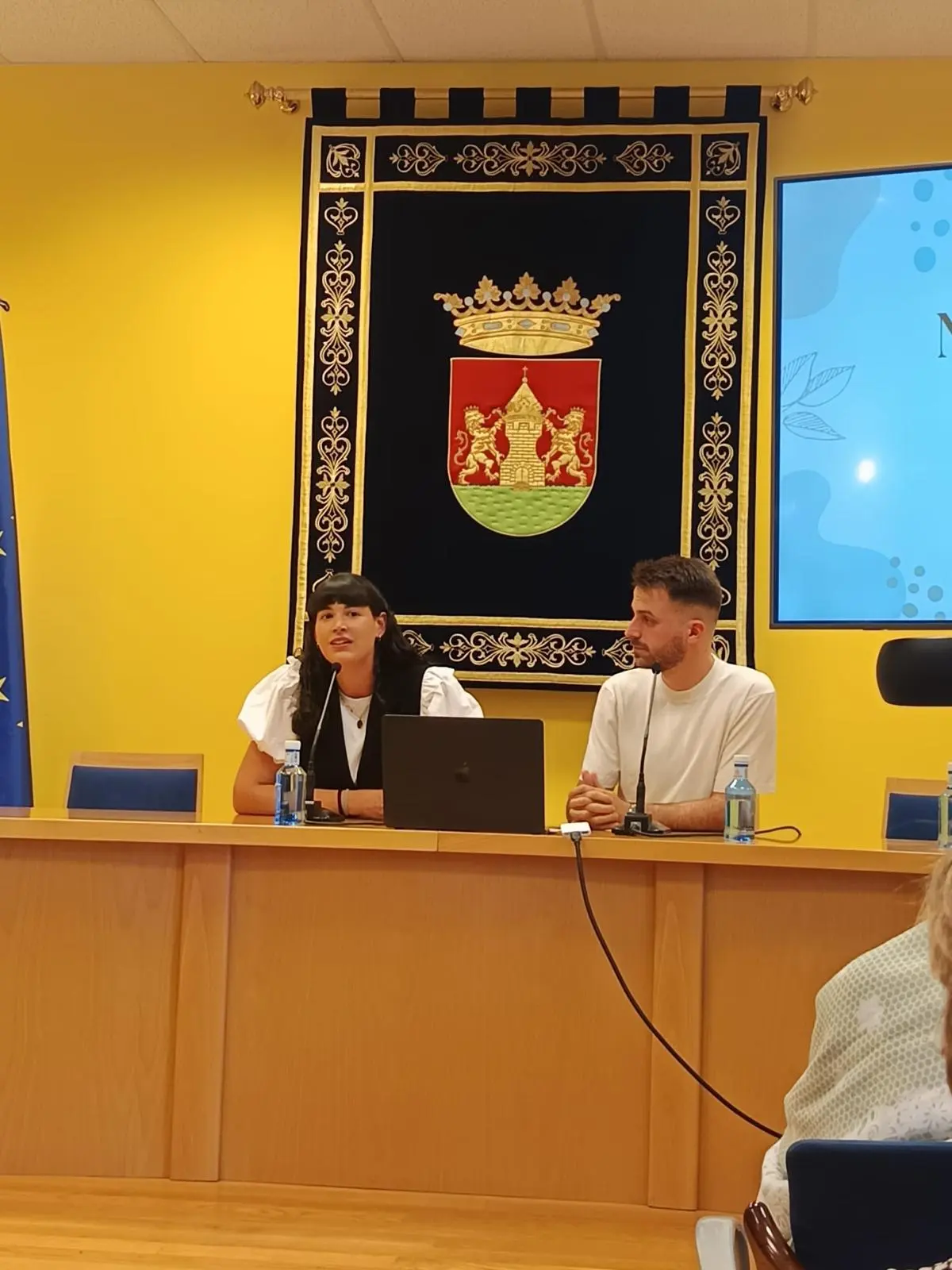 Raquel Beraiz y Adrián Garrido, fundadores de Grupo Telos, en la charla «Salud rural · Salud mental» de Torrecilla en Cameros