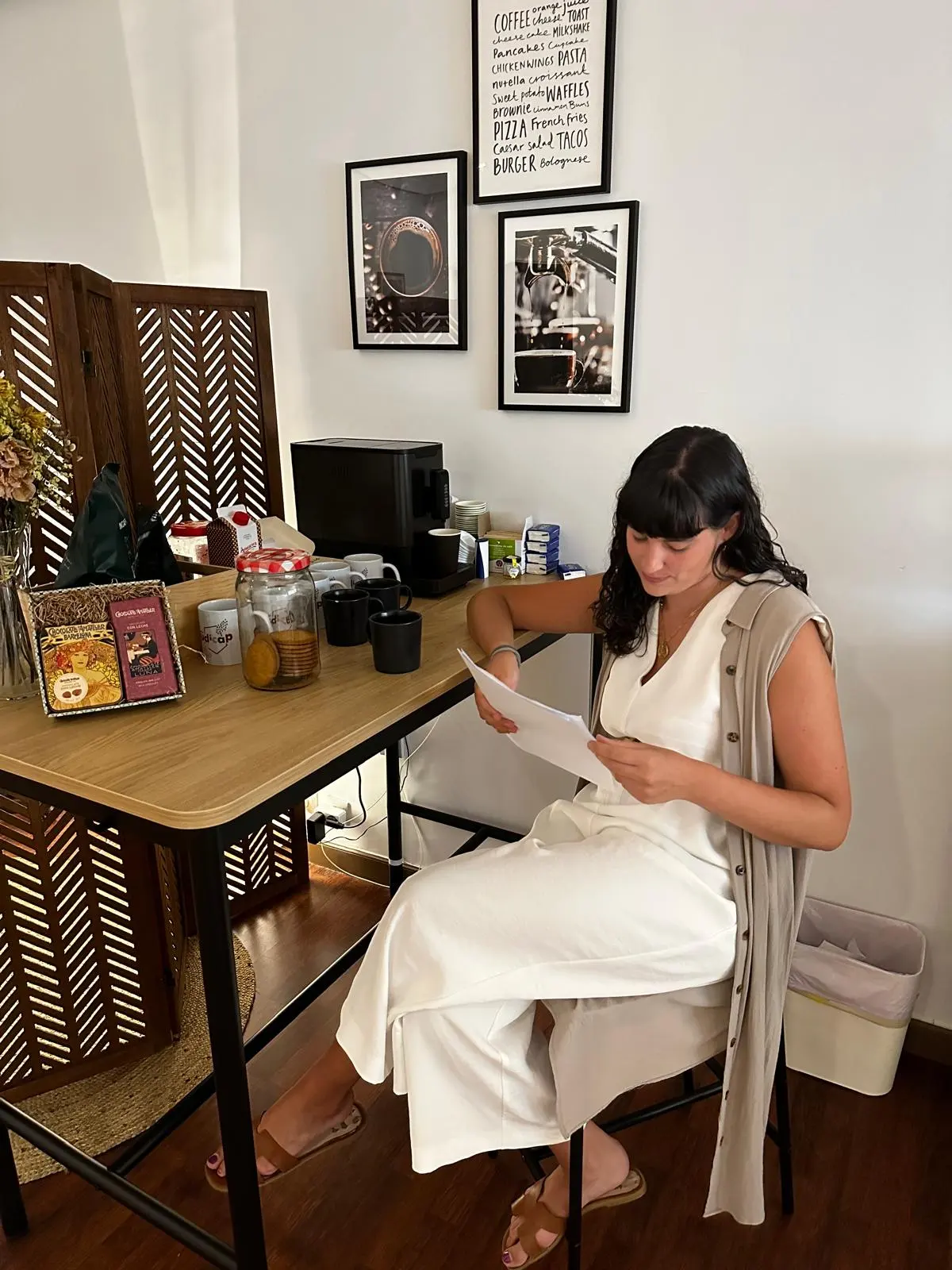 Raquel Beraiz leyendo en su despacho